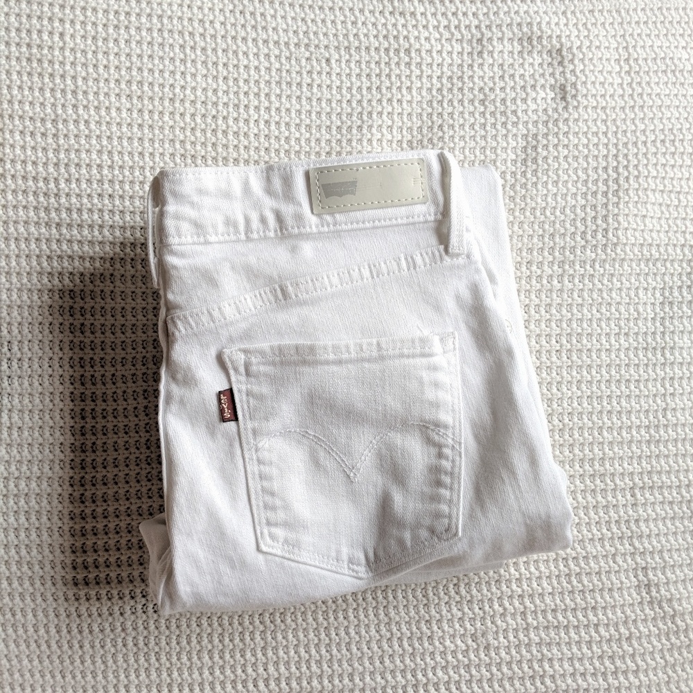 Levi Demi Curve 6 / 28 Slim Leg White Jeans